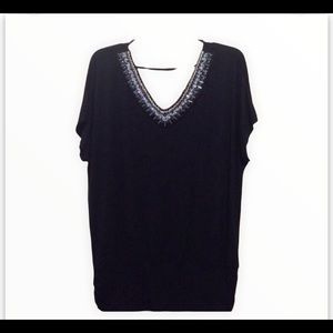 🔴Black Top with beautiful details on neckline
